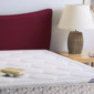 lit matelas et lampe de chevet